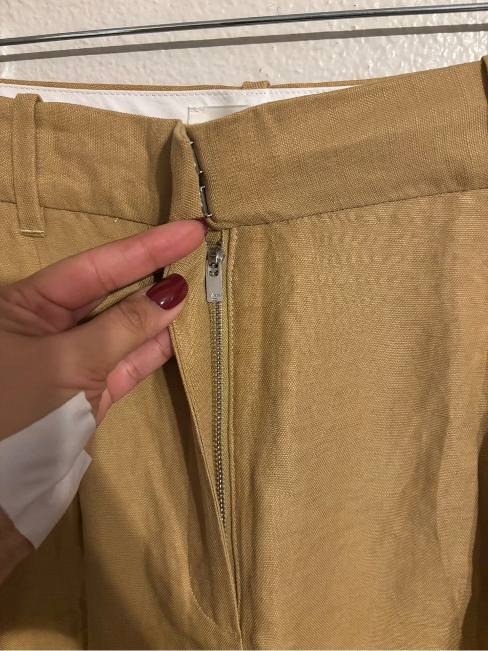 Aritzia Wilfred The Effortless Cruise Linen Pants in Gold Camel color
